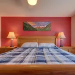 Mtn Views, Quiet Oasis/King Beds+Centrally Located