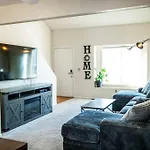 Pet Friendly: Cozy Getaway, Centrally Located