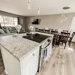 Pet Friendly Close To All Attractions. Mtn Views!