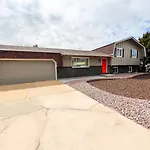 Pet Friendly Close To All Attractions. Mtn Views!