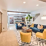 Luxe Garden-Level Apartment With Sauna And Gym!