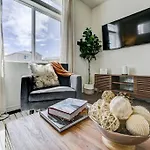 Modern Luxury, Pet-Friendly With Yard And King Bed