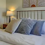 Modern Luxury, Pet-Friendly With Yard And King Bed