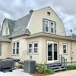 Garden City House With Hot Tub