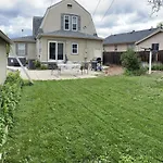 Garden City House With Hot Tub