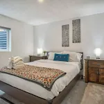 2 Bedroom* Minutes From Downtown *Firepit