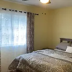 Lovely 2 Bedroom In The Heart Of Colorado Springs