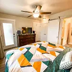 Adorable Guest Suite Central/Trendy Neighborhood