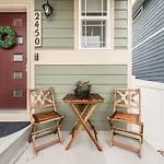 Pioneer Retreat - Downtown High-End Haven
