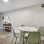 Institute Charm - Near Hotspots King Sleek Studio