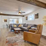3Br Modern W Lg Backyard Mtn Views & Hot Tub