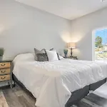 New Upstairs Condo With Covered Deck-Pet Friendly