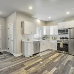 New Lower Condo-Mins To Downtown-Pet Friendly
