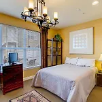 Fully Furnished Downtown Apartment - Pet Friendly!