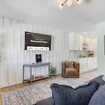 Panoramic Point - Downtown King Full Kitchen
