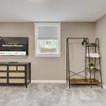 Blackstone Hideaway Downtown Lower-Level Apt