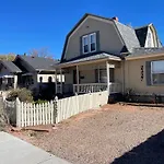 Garden City House With Hot Tub