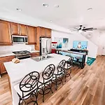 Pet Friendly New Townhome Near Everything!