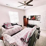 Pet Friendly New Townhome Near Everything!