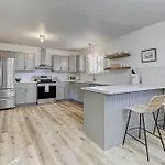 Large Pet-Friendly Sleeps 10 Near Palmer Park