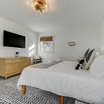 Large Pet-Friendly Sleeps 10 Near Palmer Park