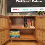Pickleball Palace Courts & Games & Hot Tub & Bbq