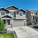 Modern 4-Bed Retreat With Fire Pit - Near Downtown & Airport
