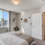 Modern 4-Bed Retreat With Fire Pit - Near Downtown & Airport