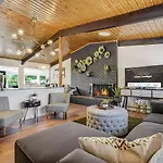 Lion Lodge - Prime Spot Game Room Hot Tub Fire Pit