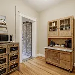 Family-Friendly Cottage Oasis In The Heart Of Colorado Springs