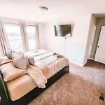 3 Min To Airport Gates Pet Friendly Townhouse
