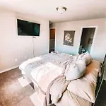 3 Min To Airport Gates Pet Friendly Townhouse