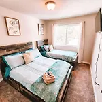 3 Min To Airport Gates Pet Friendly Townhouse