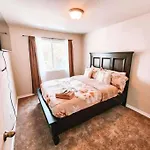 3 Min To Airport Gates Pet Friendly Townhouse