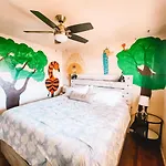 Pet Friendly Gorgeous Large 5 Bdrm Home Near All