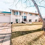 Pet Friendly Gorgeous Large 5 Bdrm Home Near All