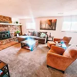 Pet Friendly Gorgeous Large 5 Bdrm Home Near All