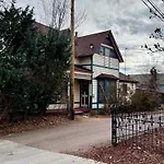 Spacious 2-Bedroom Suite Near Downtown Colorado Springs