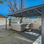 Olympic Flat Downtown W Hot Tub Bbq & Fire Pit