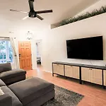Cozy Cottage With Office, Patio & Hot Tub