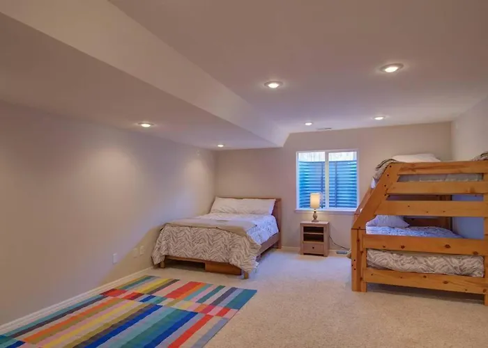 Mtn Views, Quiet Oasis/King Beds+Centrally Located