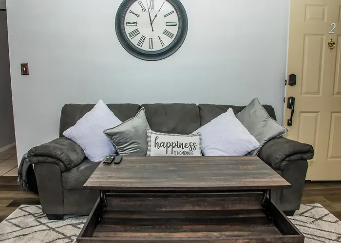 Lovely 2 Bedroom! Close To All In A 4Plex