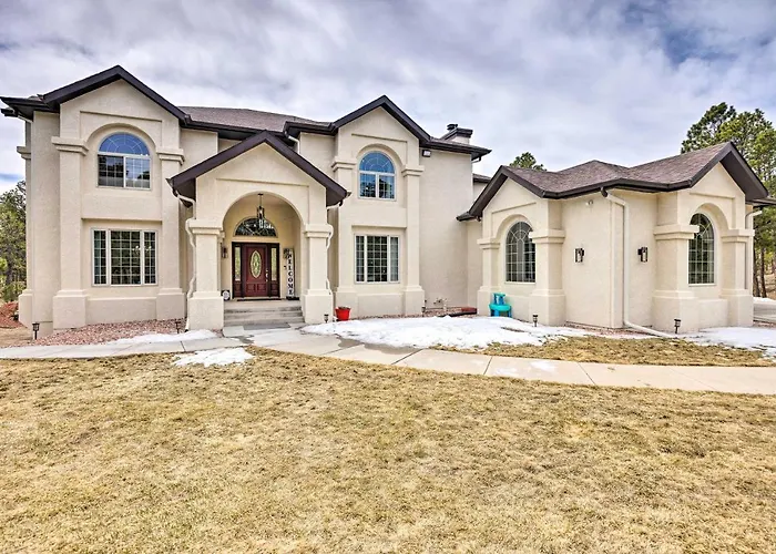 Estate With Indoor Pool And Decks About 25 Mi To Dtwn