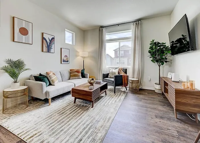 Modern Luxury, Pet-Friendly With Yard And King Bed