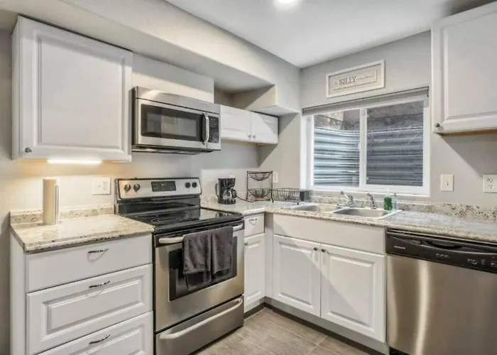 2 Bedroom* Minutes From Downtown *Firepit