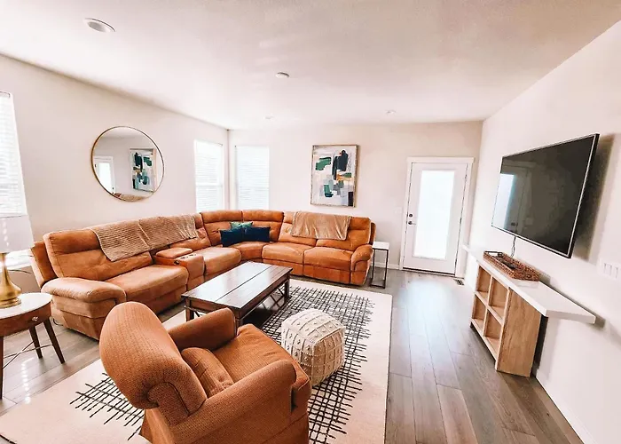 Pet Friendly W/3 Masters Suites All With En-Suite Full Bathrooms/Sleeps 11+