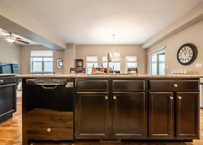 Pioneer Retreat - Downtown High-End Haven