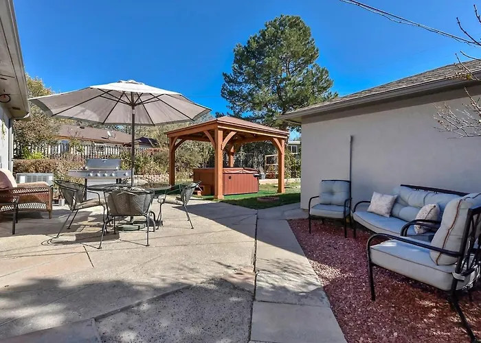 3Bd Downtown Modern Home W Hot Tub & Grill