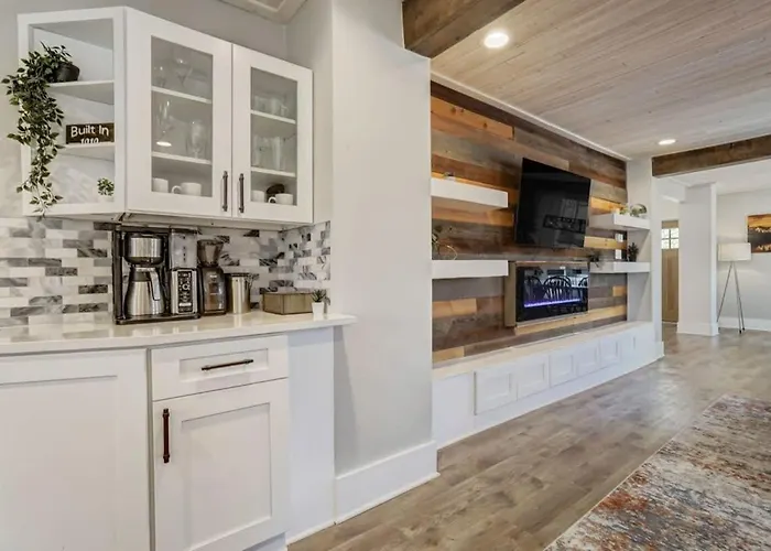 3Br Modern W Lg Backyard Mtn Views & Hot Tub