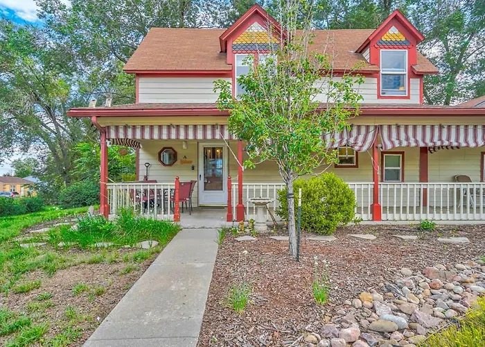 Charming Victorian Haven Near Garden Of The Gods